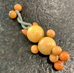 Vintage Bakelit Kinder Krippenspielzeug, Katzenform, Butterscotch orange, antike Perlen - Bild 1 von 4