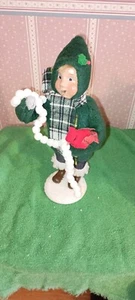 BYERS CHOICE CAROLER -2022 NIÑO CON CARDENALES - 10"H - NUEVO - Imagen 1 de 2