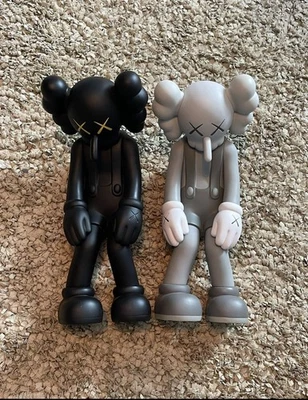 Figura Vinilo KAWS Small Lie Companion Negro Y Gris Exhibida Foto 1 de 3