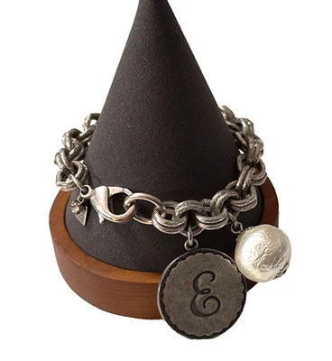 John Wind SORORORITY GAL Pulseira Monograma Pérola Letra Inicial E Tom Prata 8" - Imagem 1 de 4