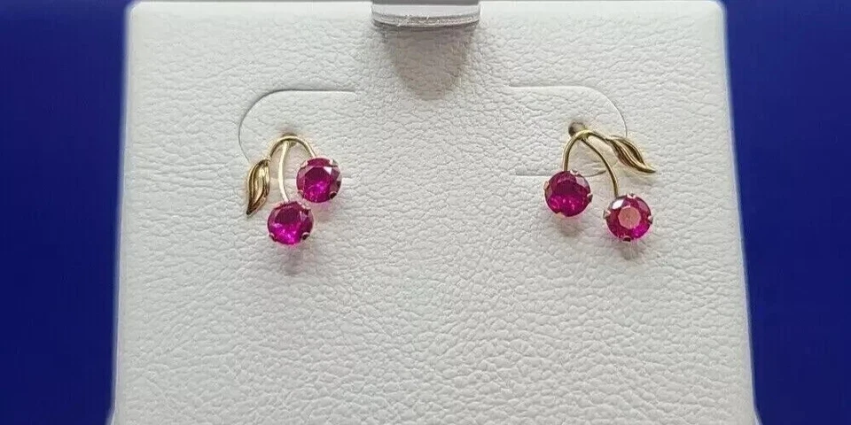 Pendientes de lujo enchapados en oro amarillo de 14 k con pasador de cereza rubí de corte redondo de 1 quilate creados en laboratorio Foto 1 de 3