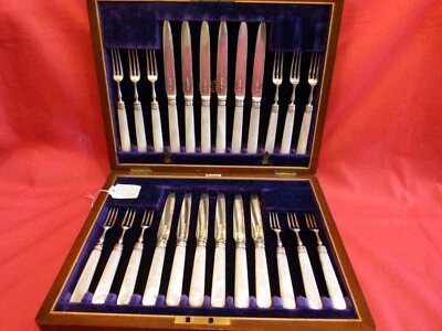 ENCANTADOR JUEGO DE CUBIERTOS DE 24 PIEZAS, DIENTES DE PLATA SÓLIDA 1904, CUCHILLAS, MANGOS M.O.P. Foto 1 de 4