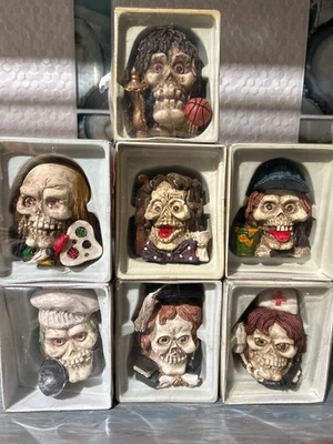 7 calaveras cabeza deportiva Halloween ojos brillantes 2 1/2” X 3” hechas de resina Foto 1 de 2