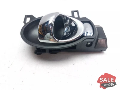 Manija de puerta interior trasera izquierda lado del pasajero nissan juke 2015 lado cercano Foto 1 de 4