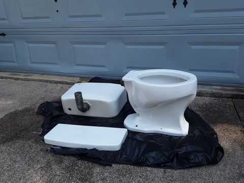 1979 Kilgore wall hung toilet bowl, tank. Mansfield manufacturing, broke lid Cover