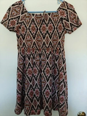 Vestido geométrico rosa y marrón The Childrens Place para y acampanado talla XL 14 USADO EN EXCELENTE ESTADO Foto 1 de 4