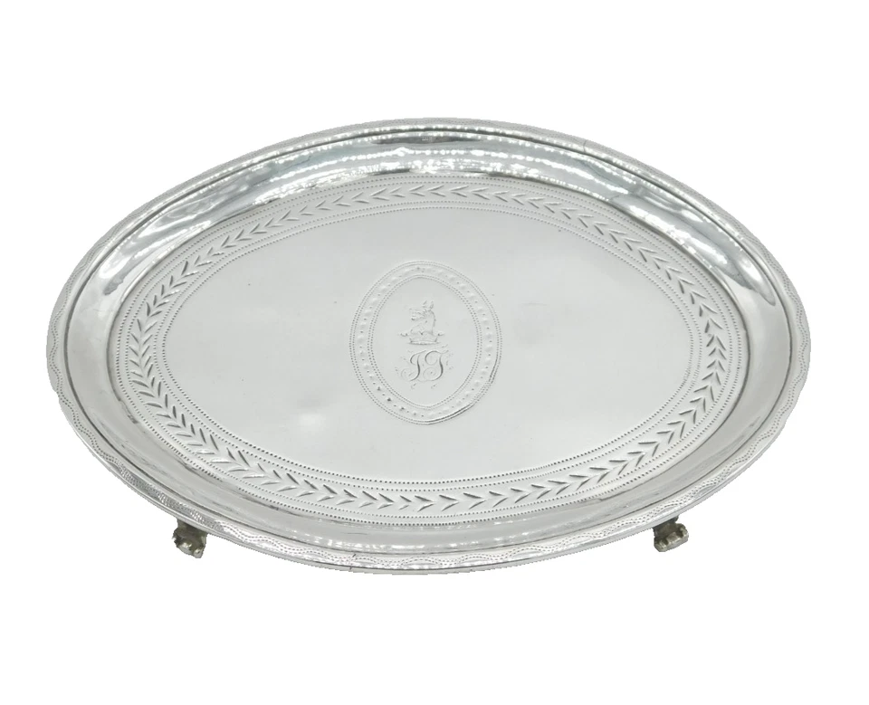 Antiguo soporte para tetera George III de plata esterlina con escudo de perro 1788 Londres Foto 1 de 4