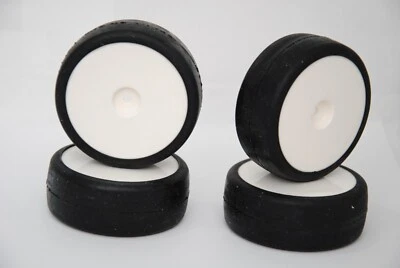 HIMOTO 02C 4 Ruote Complete su Cerchi Chiusi Bianco 1/10 Esagono Interno 12mm - Immagine 1 di 2