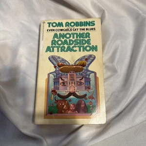 ANOTHER ROADSIDE ATTRACTION By Tom Robbins 1978 Paperback - Foto 1 di 3