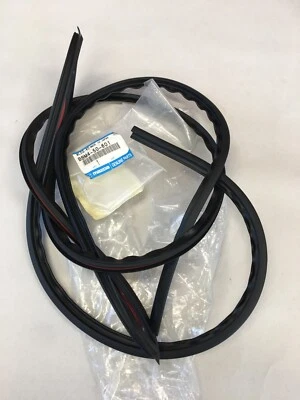 MAZDA 3 MAZDA3 BL FRONT WINDSCREEN OUTER RUBBER SEAL GENUINE - image 1 of 4