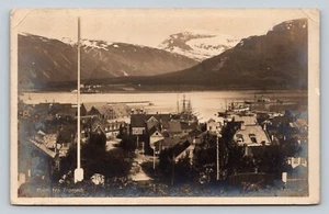 Tarjeta postal antigua c1914 RPPC Tromsø Noruega vista ciudad barcos y paisaje - Imagen 1 de 2