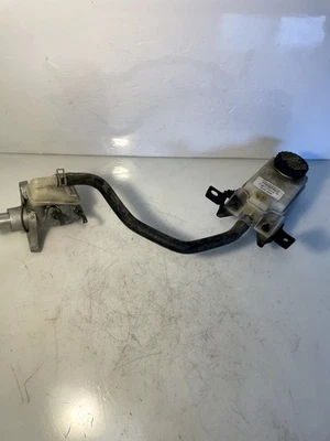 Cilindro maestro de líquido de frenos Nissan Pathfinder 2017-2020 con tanque OEM DD5-Q92 Foto 1 de 4