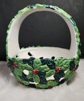 Cesta de cerámica vintage con diseño de acebo y bayas pintada a mano Foto 1 de 4