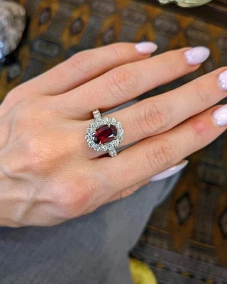 Anillo de compromiso de diamantes y rubíes naturales ovalados de 4,00 quilates de oro blanco macizo de 14 quilates sólido Foto 1 de 4