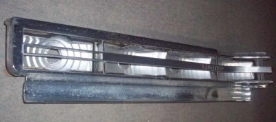 Buick Electra Limited 1972 luz trasera derecha bisel y respaldo 5965212 usado OEM 72 Foto 1 de 4