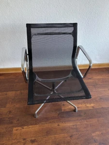 Vitra Eames Chrom Alu Chair EA108 Netz schwarz drehbar (ORIGINAL) - Bild 1 von 4