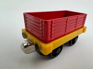 Thomas and Friends Red and Yellow Cart 2009 Magnetic die cast - Picture 1 of 4