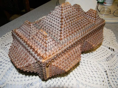 ANTIQUE TRAMP ART FOLK ART CHIP-CARVED COVERED BOX WITH LID - Image 1 of 4