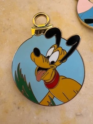 2025 Disney Plutón’s Christmas Tree Misterioso Ornamento Pin Plutón LR Foto 1 de 2