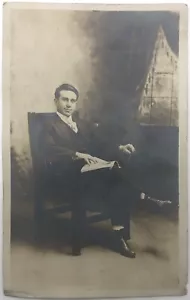 Silla sentada de hombre vintage RPPC - Imagen 1 de 3