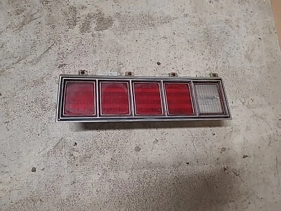 1978 雪佛兰 Monte Carlo 停止尾灯镜头边框外壳左侧-有裂纹 — 第 1/4 张图片