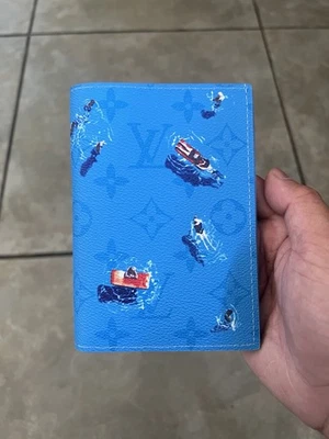 Porta pasaporte piscina LV Louis Vuitton Blue Lagoon - Imagen 1 de 4