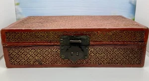 Antigua moneda china lacada roja cuero madera latón caja tallada dorada - Imagen 1 de 8