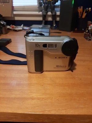 Sony FD Mavica Digital Still Camera MVC-FD75 used Saves to 3.5” Floppy Disk - Image 1 of 3