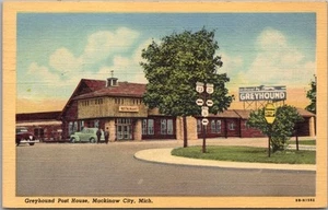 Postal de MACKINAW CITY, Michigan "GREYHOUND POST HOUSE" Curteich Linen 1956 - Imagen 1 de 2