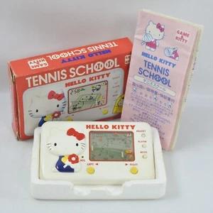 LCD HELLO KITTY TENIS ESCUELA Reloj de Juego Consola Portátil En Caja 1053 Tomy - Imagen 1 de 12