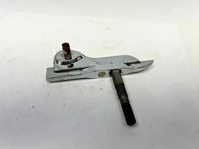 Desoto Chrysler Dodge 1957-1958 ala de ventilación izquierda pivote inferior y soporte 1708943 Nuevo de Lote Antiguo Foto 1 de 4