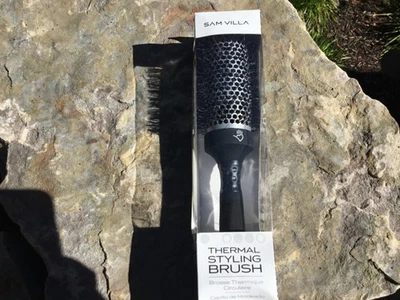 Cepillo de peinado térmico redondo Sam Villa de 1,5" cerdas de cerámica de jabalí y nailon Foto 1 de 2