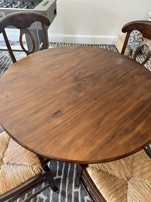 Mesa redonda y sillas de granero de cerámica Foto 1 de 4