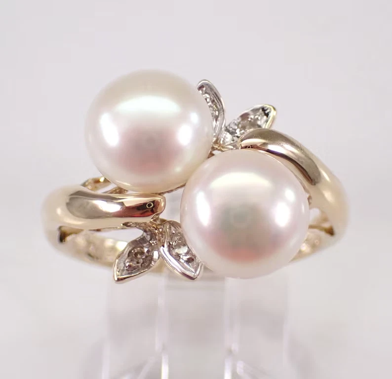 Anillo de compromiso bypass de perlas blancas genuinas de corte redondo de 3 quilates enchapado en oro amarillo de 14 quilates Foto 1 de 4