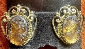 Vintage Whiting & Davis Cameo Ohrringe 1950-1970 oval Kamee verzierter Rahmen Clip-on - Bild 1 von 5