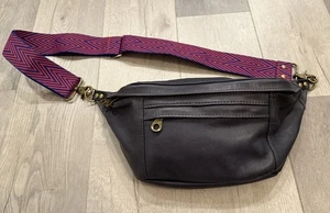 Parker Thatch Cross Your Heart Umhängetasche marineblau Sling Leder mit Chevron-Riemen - Bild 1 von 4