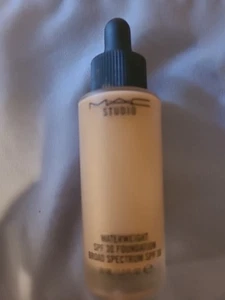 MAC Studio Waterweight Foundation, LSF 30 #NC30 - 1fl oz/30ml - ca. 1/2 übrig - Bild 1 von 3