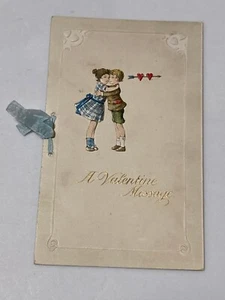 Tarjeta folleto de San Valentín 1904 corazones en relieve niño y niña abrazando Alemania - Imagen 1 de 6