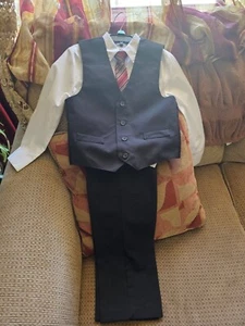 Brand new Van Heusen size 6 Boys four piece suit. - Picture 1 of 3