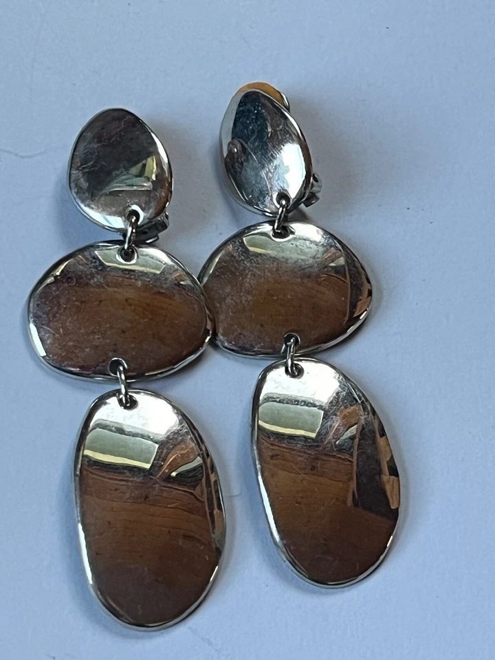 Pendientes de clip colgantes ovalados y oblongos de tono plateado largos y grandes marcados Chico’s -3,25 Foto 1 de 4