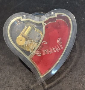 Vintage - 1986 Lucite herzförmige Musik Schmuckschatulle, spielt "Erinnerungen" - funktioniert - Bild 1 von 6