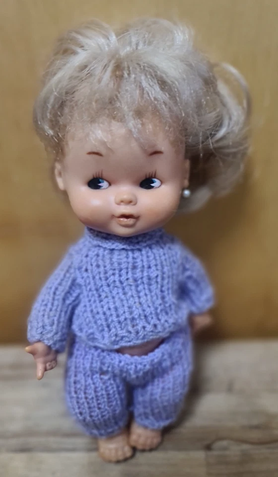 Famosa Puppe 21 cm – Vintage – Strickkleidung – beweglich – Sammler Spanien - Bild 1 von 4