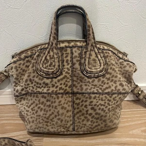 Bolso de hombro Givenchy Nightingale de gamuza bidireccional con estampado de leopardo bandolera para mujer - Imagen 1 de 14