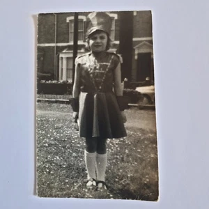 Foto en blanco y negro vintage años 70 niña en vestido de fantasía niña soldado - Imagen 1 de 2