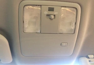 TOYOTA AVENSIS - 2009 2010 2011 2012 2013 - CENTER INTERIOR FRONT ROOF LIGHT - Picture 1 of 1