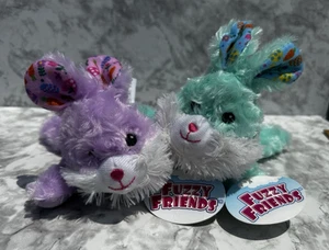 2 Stück Fuzzy Friends - Greenbriar Plüsch - liegender Hase Kaninchen. Etiketten angebracht - Bild 1 von 23