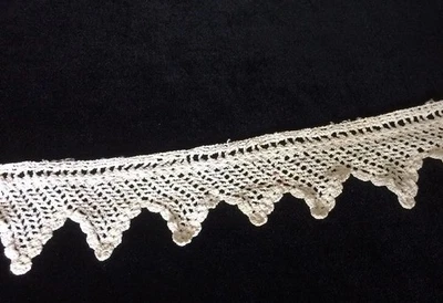 Antiguo borde temprano ganchillo encaje ribete festoneado algodón crudo Foto 1 de 4