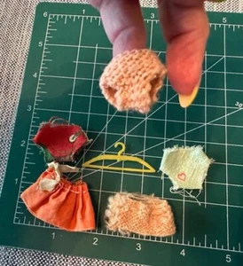#22 Vintage deutsches Puppenstubenzubehör 5 Stoff winzige Kleidung Handarbeit + 1 Aufhänger - Bild 1 von 4