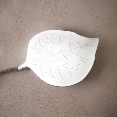 Plato decorativo de cerámica blanco en forma de hoja 14 x 11 pintado a mano y hecho a mano Foto 1 de 4