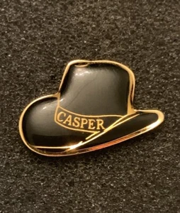 Casper Wyoming Cowboy Hat Black Acrylic Gold Tone Lapel Pin - SP10 - Picture 1 of 3
